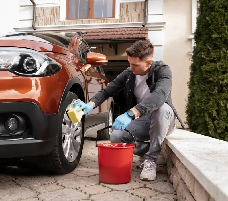 Lavage auto à domicile Chiroubles : professionnel intervenant sur un véhicule